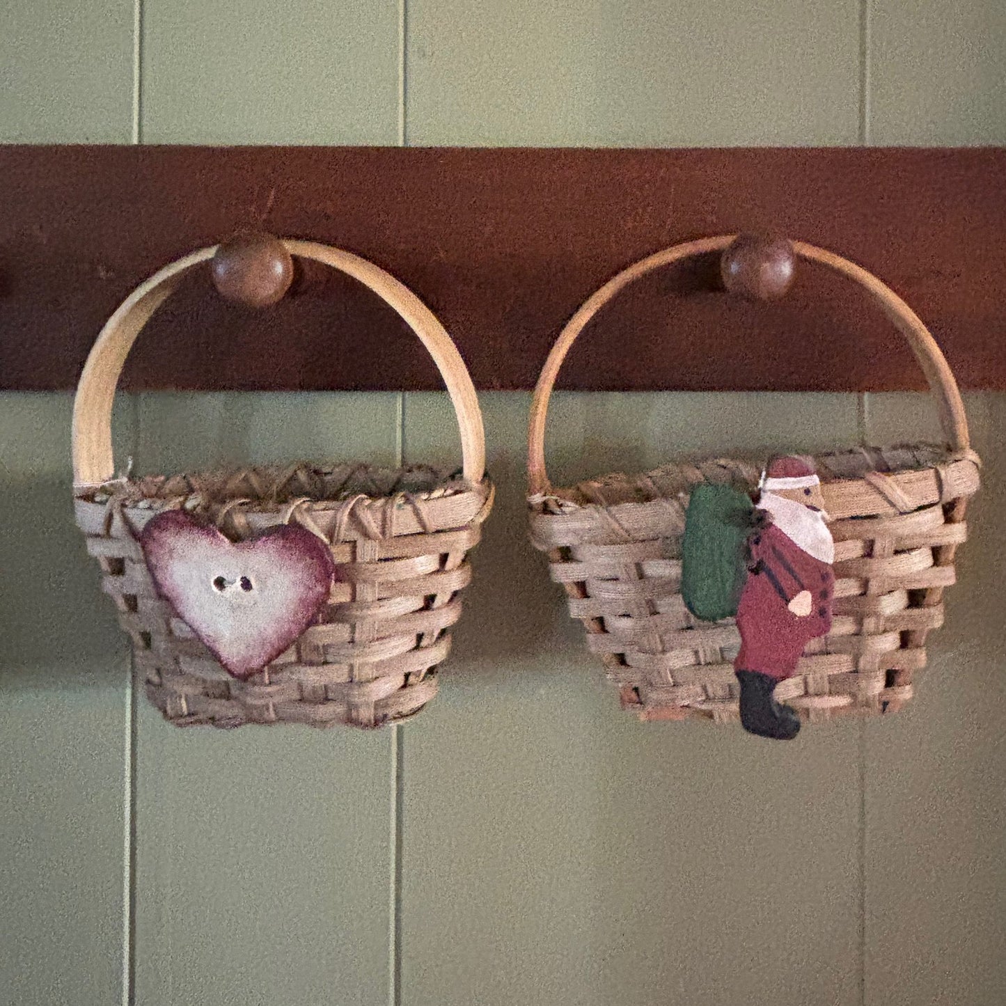 MINI WILLIAMSBURG DOOR BASKET