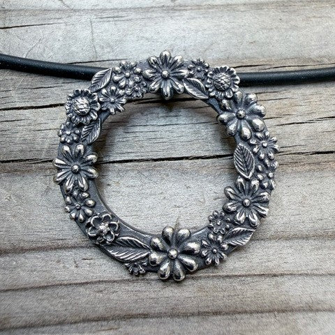 MOLDED WREATH PENDANT